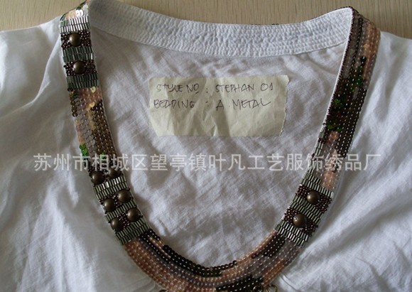 手工金色釘珠領花